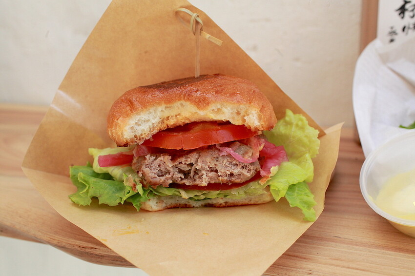 台南市南區吃。台南市｜南區。「杯情丞事」新店報報!!!!隱身在巷弄超美味日式漢堡店，獨家手作火燒蝦塔塔堡全新上市「