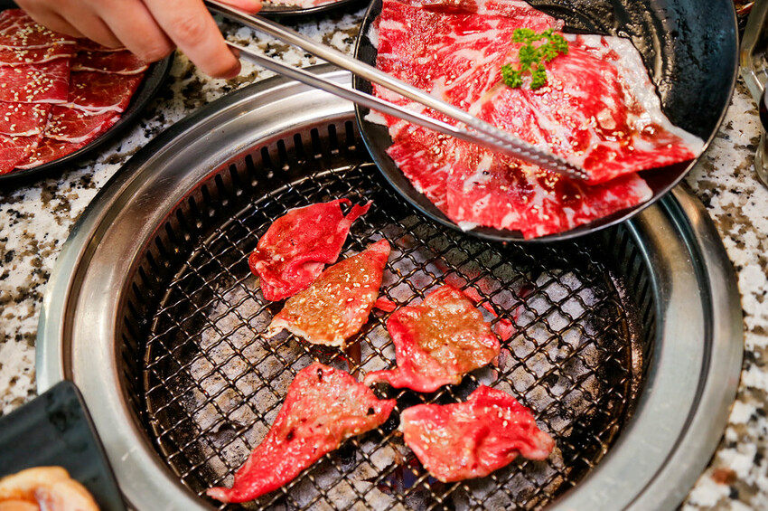 桃園燒肉饗宴每人599起隨你點~必點比臉大牛排．安格斯16oz嫩肩牛排、澳洲M9和牛~夜晚九點後免費升級飲品．Oh ! Yaki 精緻燒肉吃到飽-中壢店|