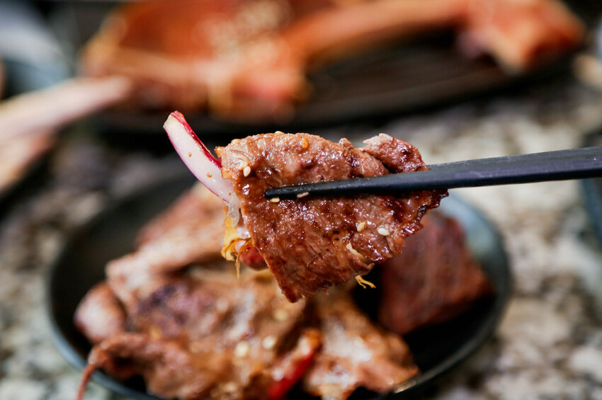 桃園燒肉饗宴每人599起隨你點~必點比臉大牛排．安格斯16oz嫩肩牛排、澳洲M9和牛~夜晚九點後免費升級飲品．Oh ! Yaki 精緻燒肉吃到飽-中壢店|