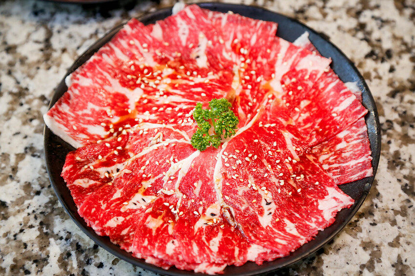 桃園燒肉饗宴每人599起隨你點~必點比臉大牛排．安格斯16oz嫩肩牛排、澳洲M9和牛~夜晚九點後免費升級飲品．Oh ! Yaki 精緻燒肉吃到飽-中壢店|