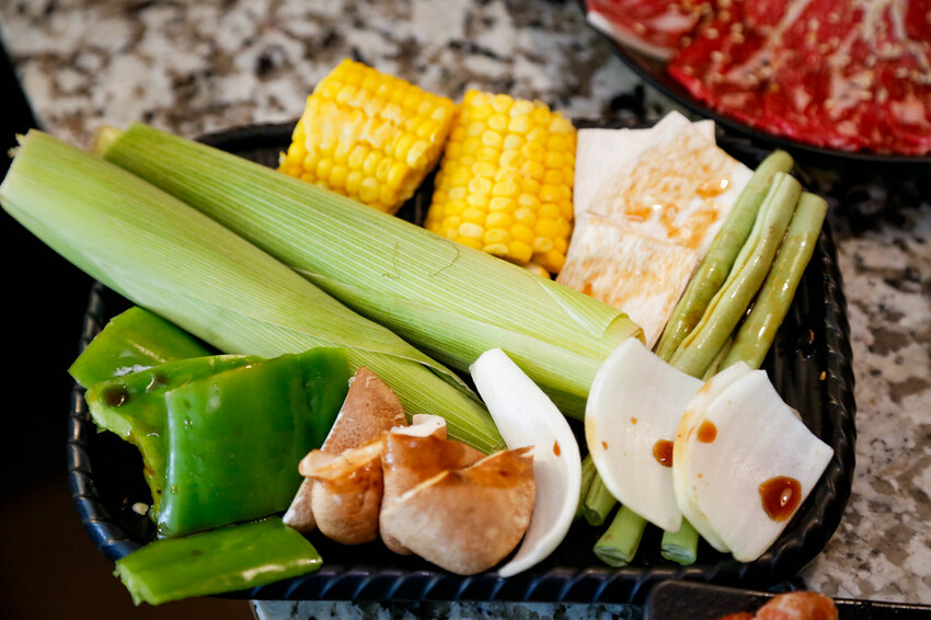 桃園燒肉饗宴每人599起隨你點~必點比臉大牛排．安格斯16oz嫩肩牛排、澳洲M9和牛~夜晚九點後免費升級飲品．Oh ! Yaki 精緻燒肉吃到飽-中壢店|