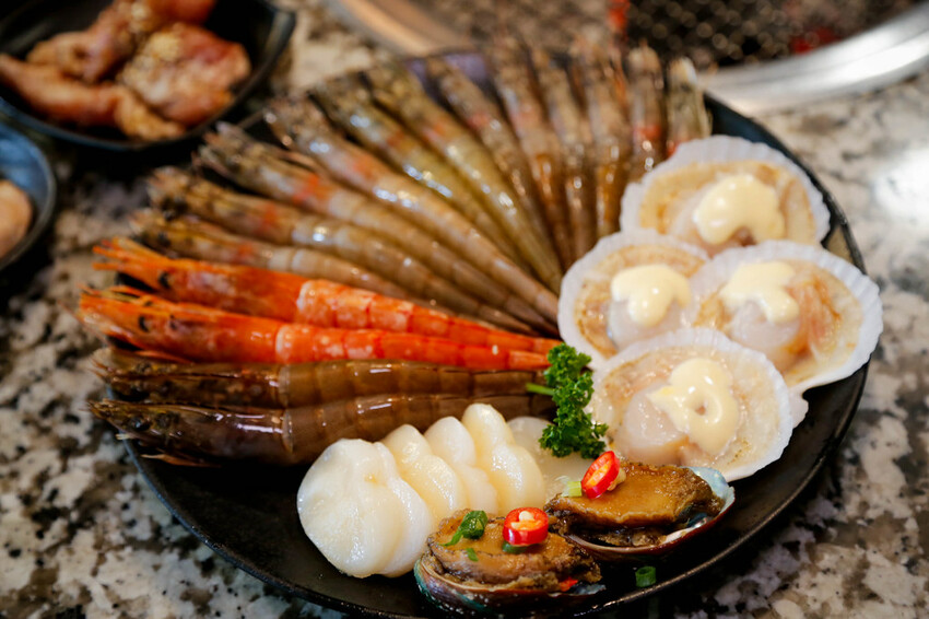 桃園燒肉饗宴每人599起隨你點~必點比臉大牛排．安格斯16oz嫩肩牛排、澳洲M9和牛~夜晚九點後免費升級飲品．Oh ! Yaki 精緻燒肉吃到飽-中壢店|