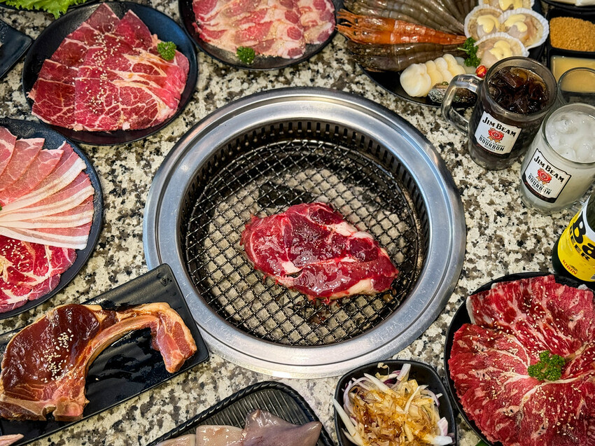 桃園燒肉饗宴每人599起隨你點~必點比臉大牛排．安格斯16oz嫩肩牛排、澳洲M9和牛~夜晚九點後免費升級飲品．Oh ! Yaki 精緻燒肉吃到飽-中壢店|