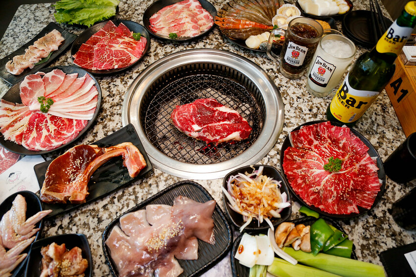 桃園燒肉饗宴每人599起隨你點~必點比臉大牛排．安格斯16oz嫩肩牛排、澳洲M9和牛~夜晚九點後免費升級飲品．Oh ! Yaki 精緻燒肉吃到飽-中壢店|