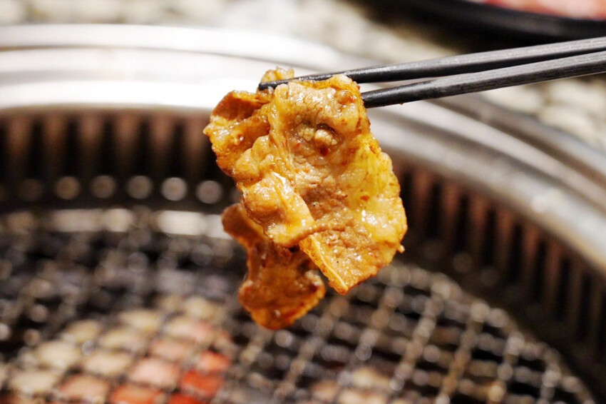 平日超值饗宴才599元！晚上9點後啤酒調酒無限暢飲～