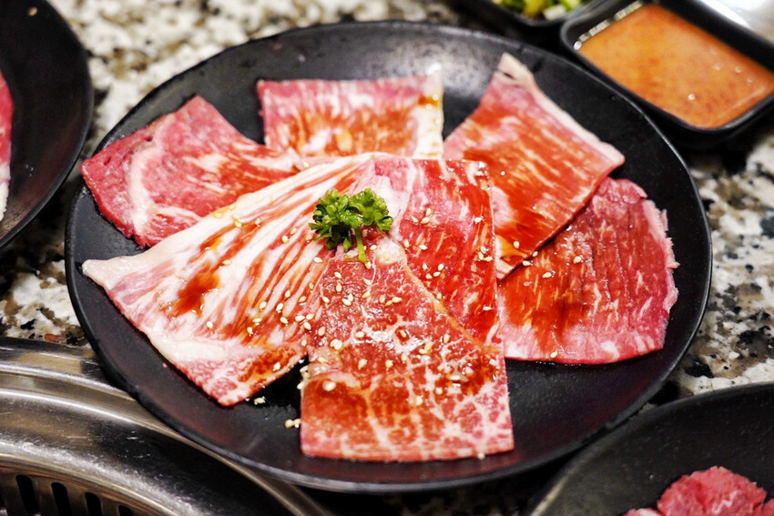 平日超值饗宴才599元！晚上9點後啤酒調酒無限暢飲～