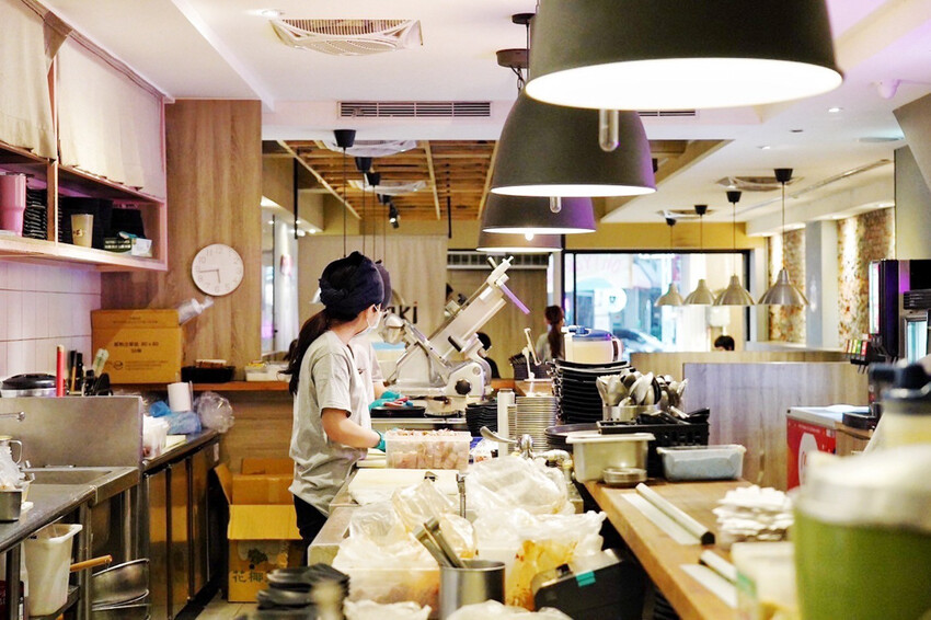 平日超值饗宴才599元！晚上9點後啤酒調酒無限暢飲～