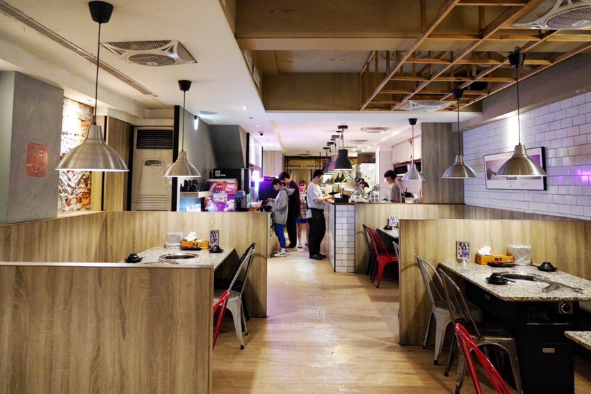 平日超值饗宴才599元！晚上9點後啤酒調酒無限暢飲～