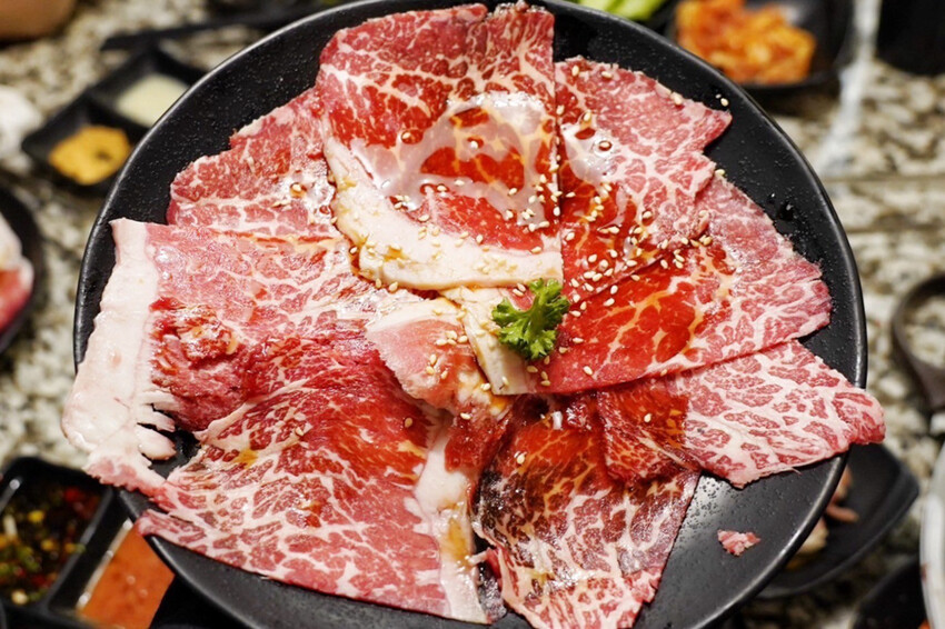 平日超值饗宴才599元！晚上9點後啤酒調酒無限暢飲～