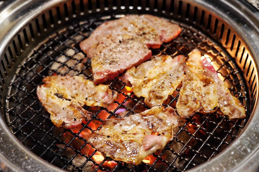 平日超值饗宴才599元！晚上9點後啤酒調酒無限暢飲～