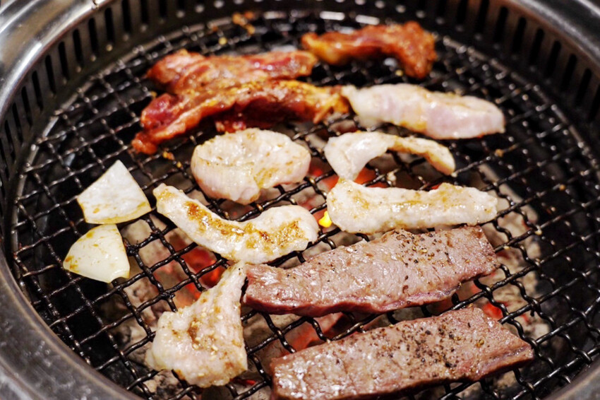 平日超值饗宴才599元！晚上9點後啤酒調酒無限暢飲～