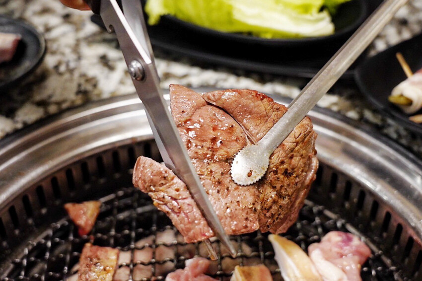 平日超值饗宴才599元！晚上9點後啤酒調酒無限暢飲～