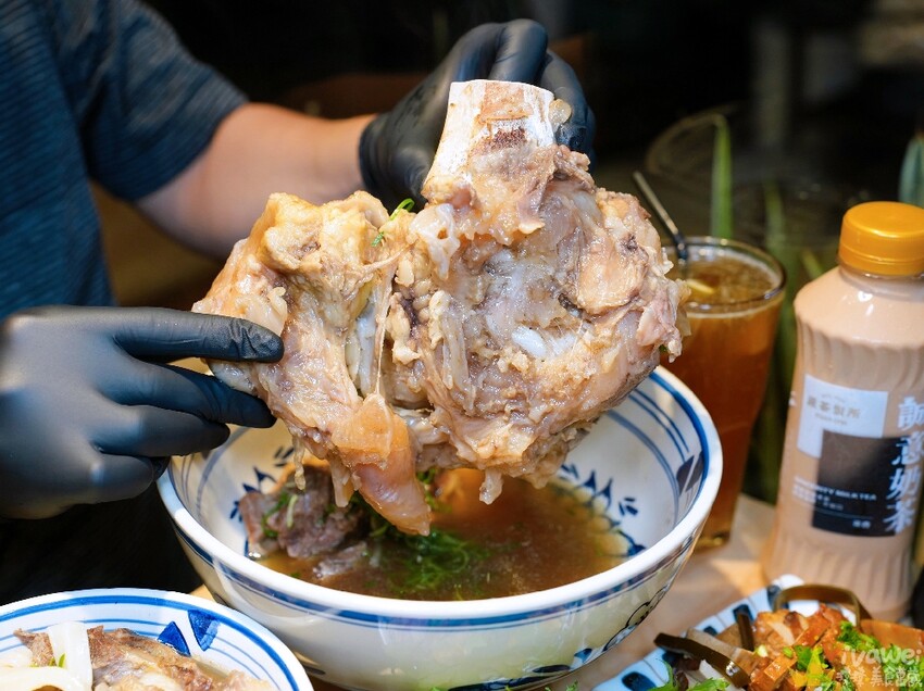 【牛山．牛肉麵．燒肉飯】平日開店前一小時就已大排長龍！現煮牛肉麵和超好吃的現烤燒肉飯～有夠銷魂的啦！