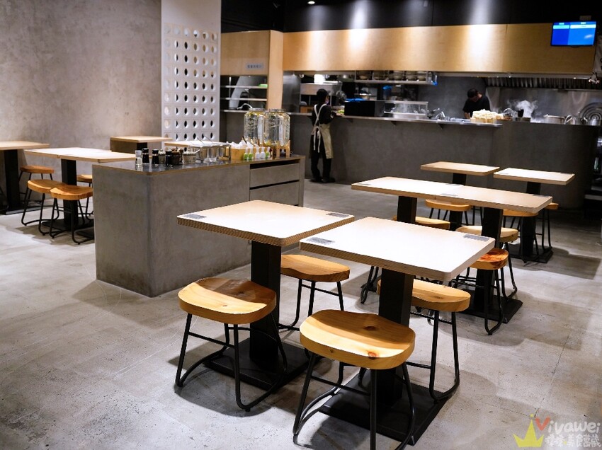 【牛山．牛肉麵．燒肉飯】平日開店前一小時就已大排長龍！現煮牛肉麵和超好吃的現烤燒肉飯～有夠銷魂的啦！