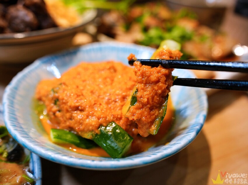 【牛山．牛肉麵．燒肉飯】平日開店前一小時就已大排長龍！現煮牛肉麵和超好吃的現烤燒肉飯～有夠銷魂的啦！