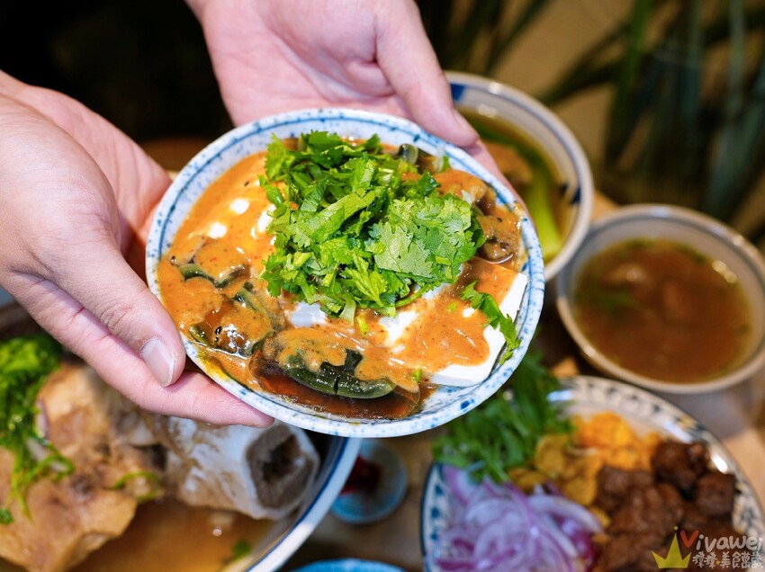 【牛山．牛肉麵．燒肉飯】平日開店前一小時就已大排長龍！現煮牛肉麵和超好吃的現烤燒肉飯～有夠銷魂的啦！