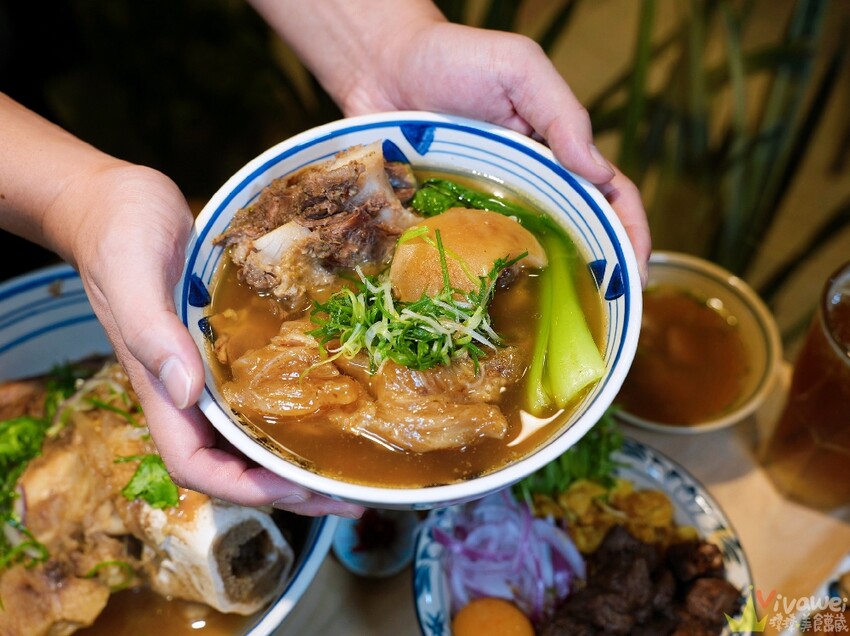 【牛山．牛肉麵．燒肉飯】平日開店前一小時就已大排長龍！現煮牛肉麵和超好吃的現烤燒肉飯～有夠銷魂的啦！