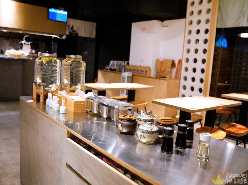 【牛山．牛肉麵．燒肉飯】平日開店前一小時就已大排長龍！現煮牛肉麵和超好吃的現烤燒肉飯～有夠銷魂的啦！