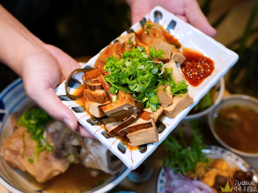 【牛山．牛肉麵．燒肉飯】平日開店前一小時就已大排長龍！現煮牛肉麵和超好吃的現烤燒肉飯～有夠銷魂的啦！