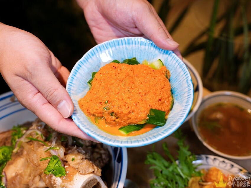 【牛山．牛肉麵．燒肉飯】平日開店前一小時就已大排長龍！現煮牛肉麵和超好吃的現烤燒肉飯～有夠銷魂的啦！