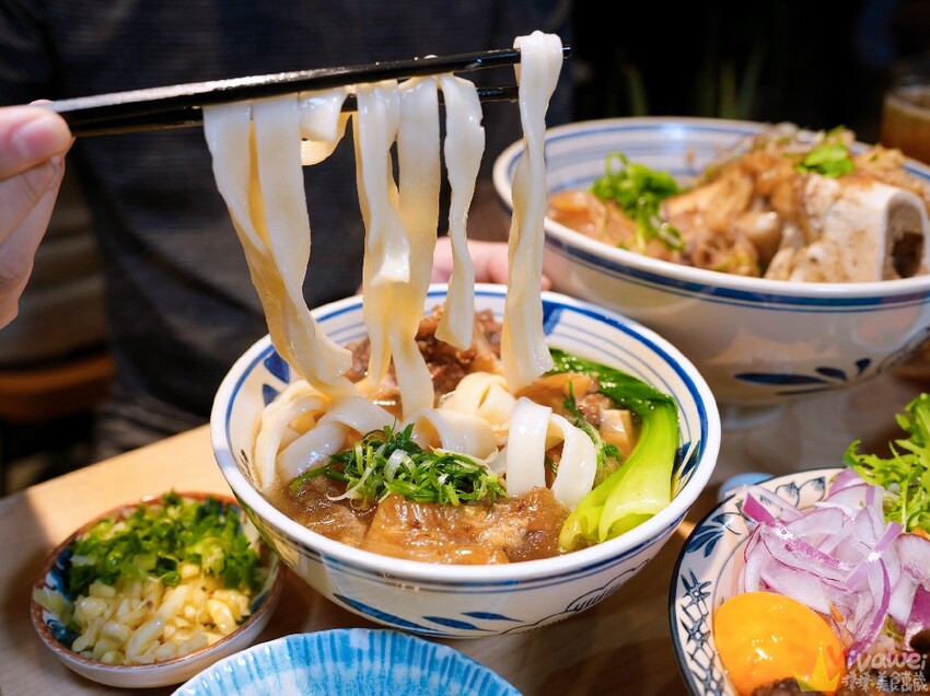 【牛山．牛肉麵．燒肉飯】平日開店前一小時就已大排長龍！現煮牛肉麵和超好吃的現烤燒肉飯～有夠銷魂的啦！