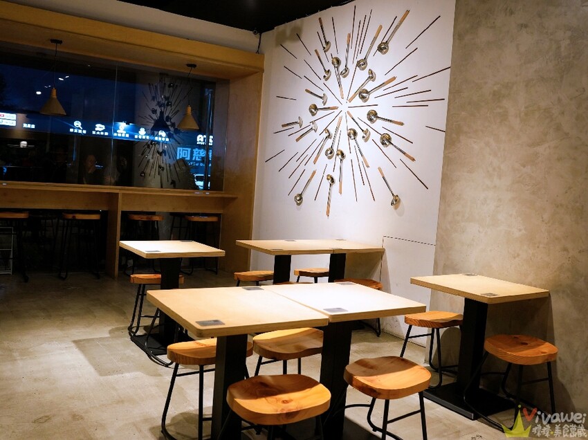 【牛山．牛肉麵．燒肉飯】平日開店前一小時就已大排長龍！現煮牛肉麵和超好吃的現烤燒肉飯～有夠銷魂的啦！