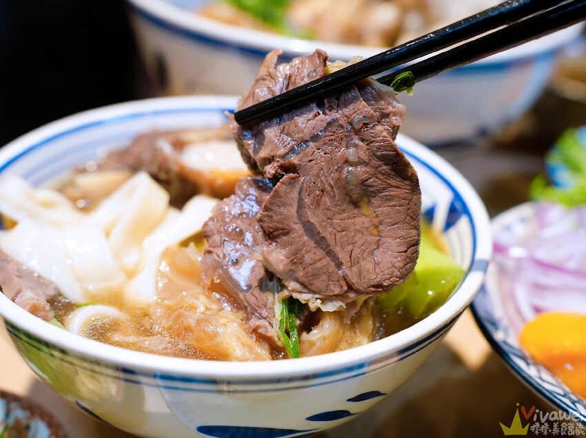 【牛山．牛肉麵．燒肉飯】平日開店前一小時就已大排長龍！現煮牛肉麵和超好吃的現烤燒肉飯～有夠銷魂的啦！