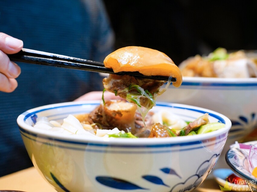 【牛山．牛肉麵．燒肉飯】平日開店前一小時就已大排長龍！現煮牛肉麵和超好吃的現烤燒肉飯～有夠銷魂的啦！