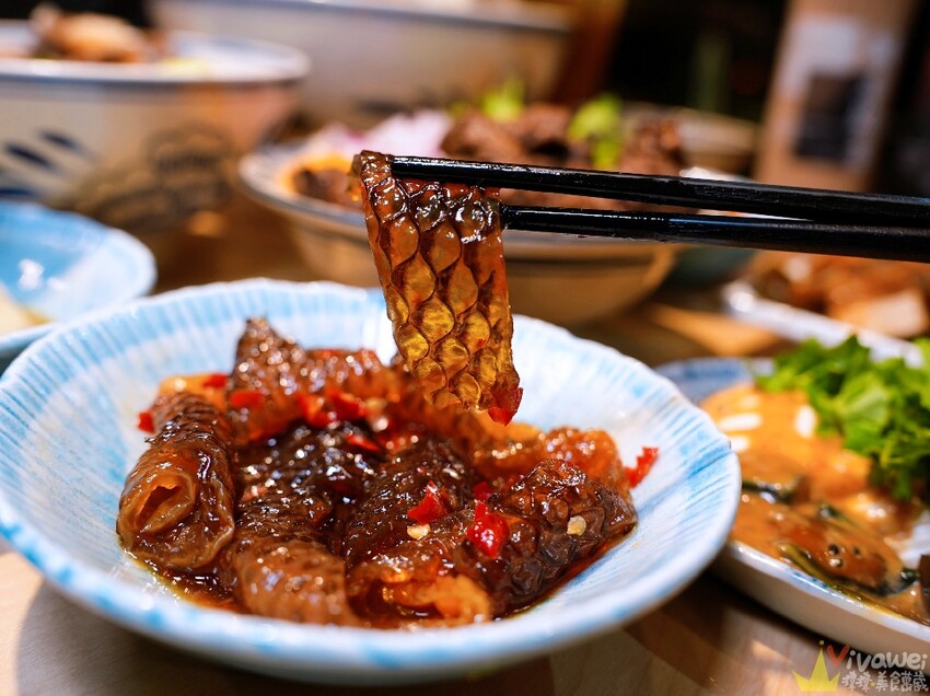 【牛山．牛肉麵．燒肉飯】平日開店前一小時就已大排長龍！現煮牛肉麵和超好吃的現烤燒肉飯～有夠銷魂的啦！
