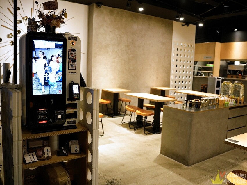 【牛山．牛肉麵．燒肉飯】平日開店前一小時就已大排長龍！現煮牛肉麵和超好吃的現烤燒肉飯～有夠銷魂的啦！