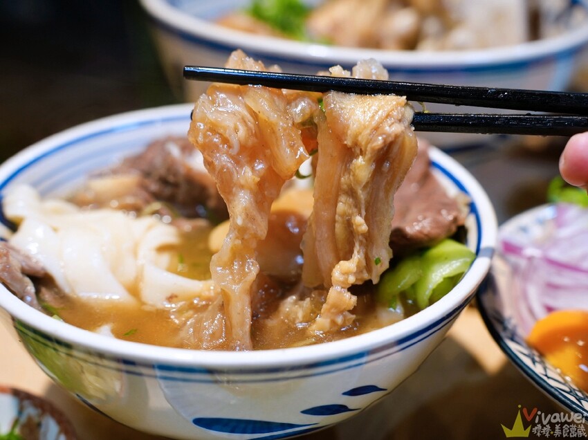 【牛山．牛肉麵．燒肉飯】平日開店前一小時就已大排長龍！現煮牛肉麵和超好吃的現烤燒肉飯～有夠銷魂的啦！
