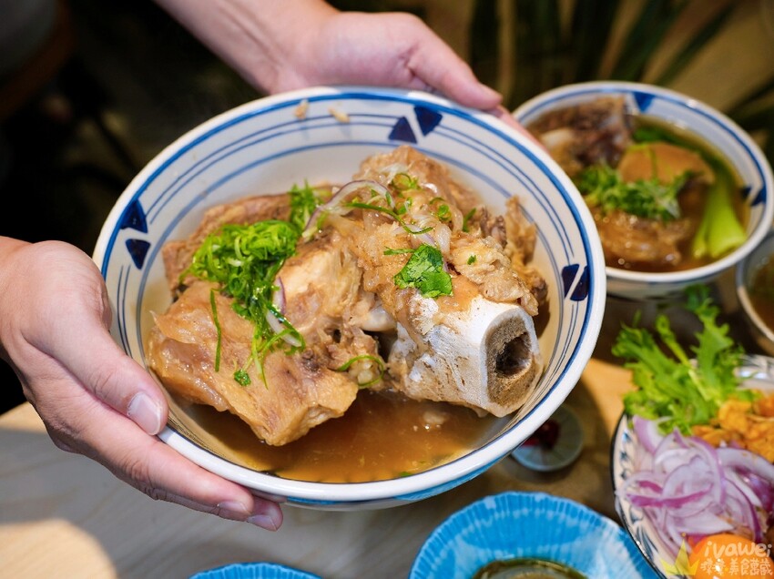 【牛山．牛肉麵．燒肉飯】平日開店前一小時就已大排長龍！現煮牛肉麵和超好吃的現烤燒肉飯～有夠銷魂的啦！
