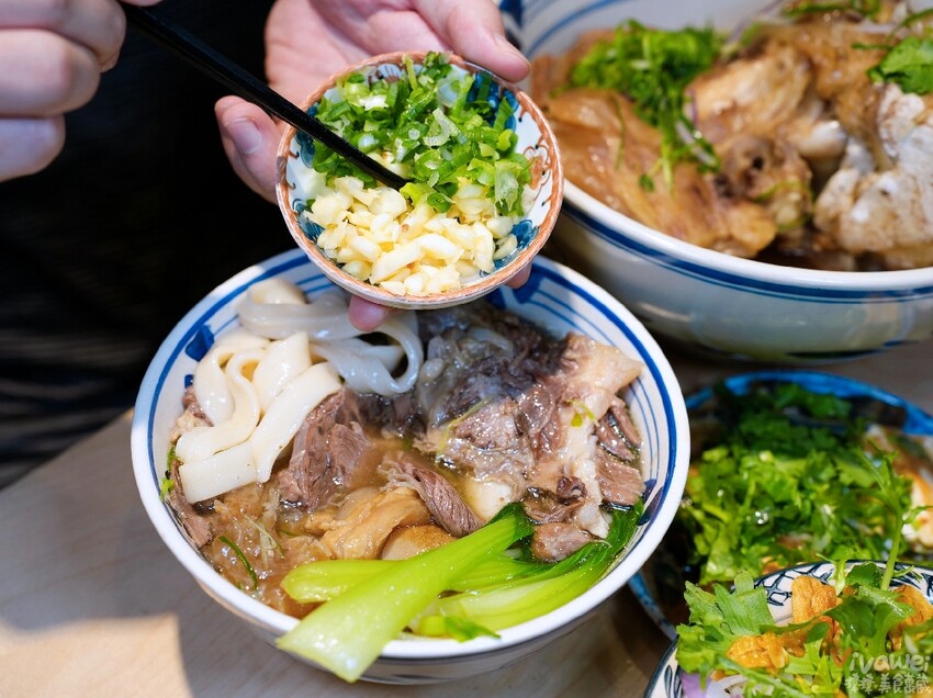 【牛山．牛肉麵．燒肉飯】平日開店前一小時就已大排長龍！現煮牛肉麵和超好吃的現烤燒肉飯～有夠銷魂的啦！