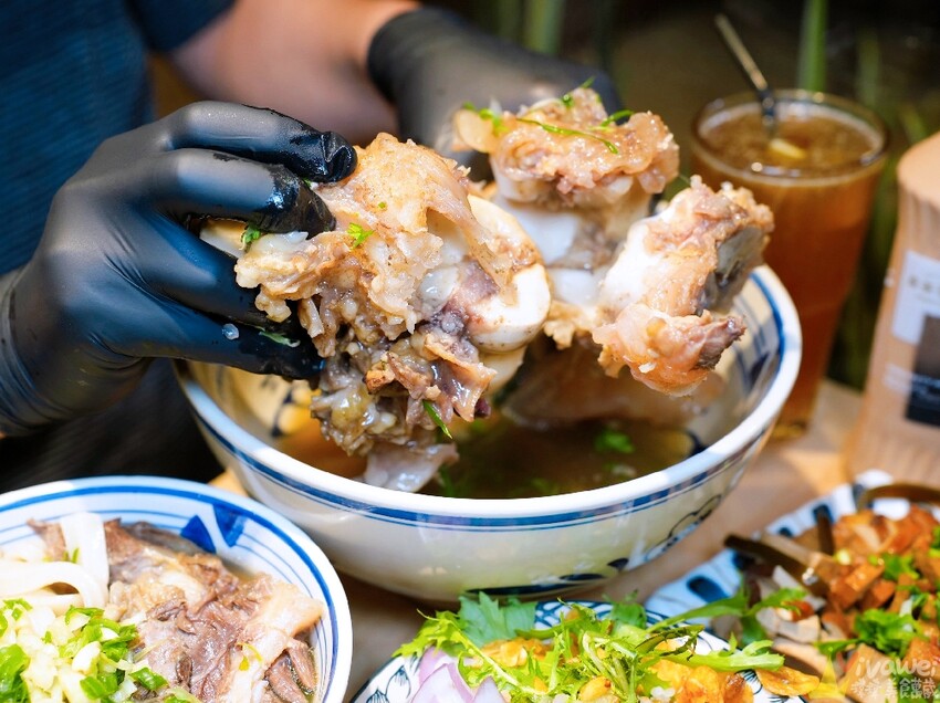 【牛山．牛肉麵．燒肉飯】平日開店前一小時就已大排長龍！現煮牛肉麵和超好吃的現烤燒肉飯～有夠銷魂的啦！