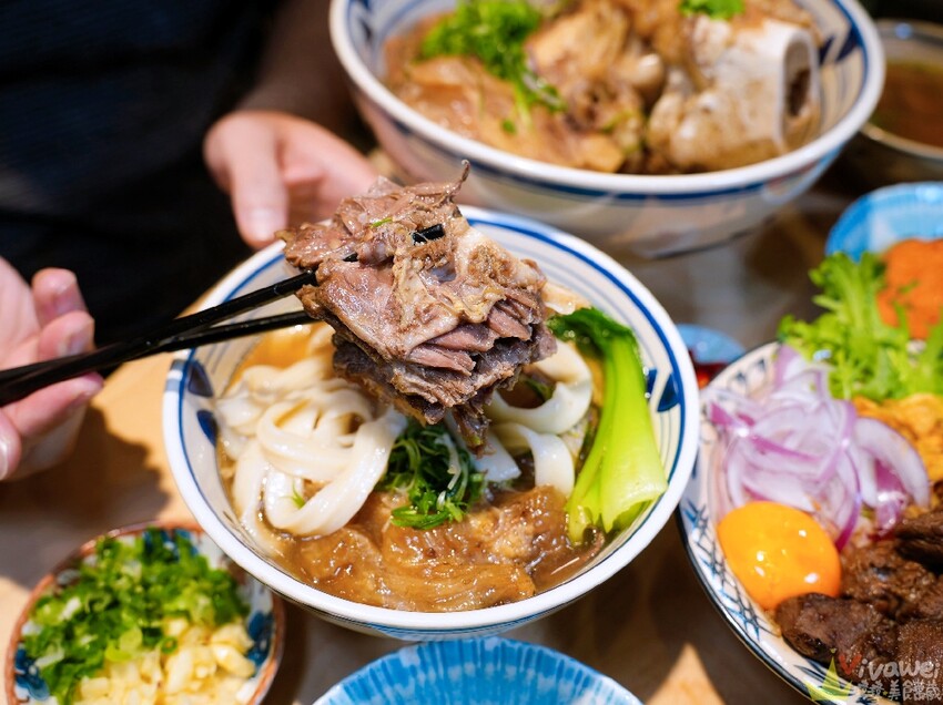 【牛山．牛肉麵．燒肉飯】平日開店前一小時就已大排長龍！現煮牛肉麵和超好吃的現烤燒肉飯～有夠銷魂的啦！