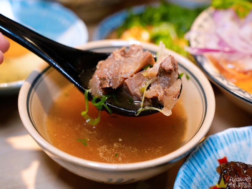 【牛山．牛肉麵．燒肉飯】平日開店前一小時就已大排長龍！現煮牛肉麵和超好吃的現烤燒肉飯～有夠銷魂的啦！