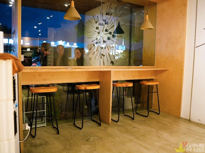 【牛山．牛肉麵．燒肉飯】平日開店前一小時就已大排長龍！現煮牛肉麵和超好吃的現烤燒肉飯～有夠銷魂的啦！