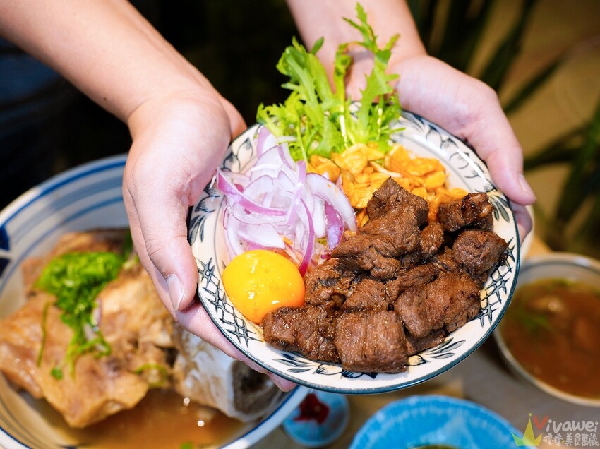 【牛山．牛肉麵．燒肉飯】平日開店前一小時就已大排長龍！現煮牛肉麵和超好吃的現烤燒肉飯～有夠銷魂的啦！