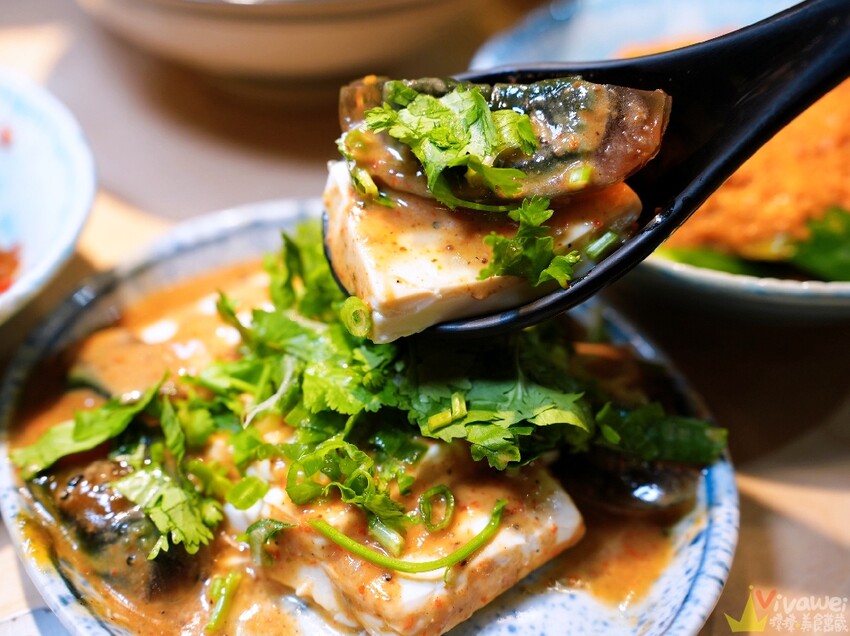 【牛山．牛肉麵．燒肉飯】平日開店前一小時就已大排長龍！現煮牛肉麵和超好吃的現烤燒肉飯～有夠銷魂的啦！