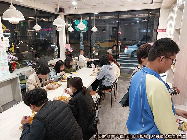 24H韓金智能拉麵09-選取泡麵與店環境.jpg