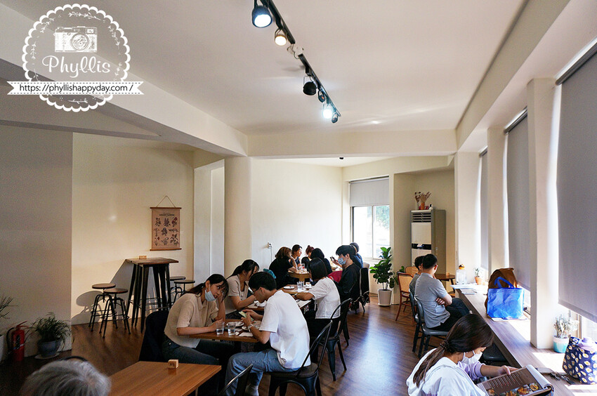 森林系餐廳『慕泥灰咖啡文創店』｜台中最受歡迎的IG人氣餐廳｜台中老宅早午餐｜餐點精緻有特色份量多｜大推「雞牛特工隊」套餐 - 相片中的菲莉絲