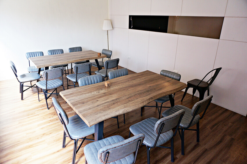 森林系餐廳『慕泥灰咖啡文創店』｜台中最受歡迎的IG人氣餐廳｜台中老宅早午餐｜餐點精緻有特色份量多｜大推「雞牛特工隊」套餐 - 相片中的菲莉絲