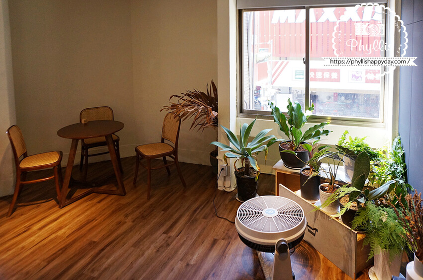 森林系餐廳『慕泥灰咖啡文創店』｜台中最受歡迎的IG人氣餐廳｜台中老宅早午餐｜餐點精緻有特色份量多｜大推「雞牛特工隊」套餐 - 相片中的菲莉絲