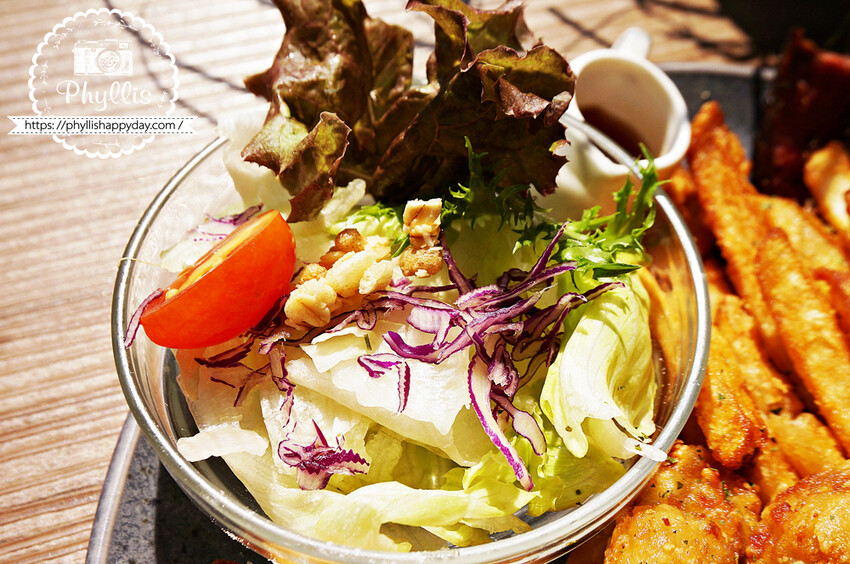 森林系餐廳『慕泥灰咖啡文創店』｜台中最受歡迎的IG人氣餐廳｜台中老宅早午餐｜餐點精緻有特色份量多｜大推「雞牛特工隊」套餐 - 相片中的菲莉絲