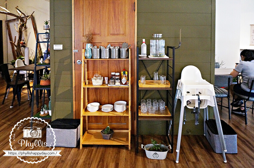 森林系餐廳『慕泥灰咖啡文創店』｜台中最受歡迎的IG人氣餐廳｜台中老宅早午餐｜餐點精緻有特色份量多｜大推「雞牛特工隊」套餐 - 相片中的菲莉絲