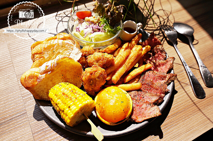 森林系餐廳『慕泥灰咖啡文創店』｜台中最受歡迎的IG人氣餐廳｜台中老宅早午餐｜餐點精緻有特色份量多｜大推「雞牛特工隊」套餐 - 相片中的菲莉絲