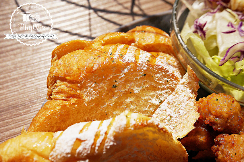 森林系餐廳『慕泥灰咖啡文創店』｜台中最受歡迎的IG人氣餐廳｜台中老宅早午餐｜餐點精緻有特色份量多｜大推「雞牛特工隊」套餐 - 相片中的菲莉絲