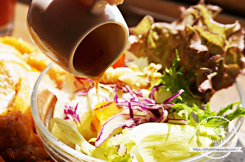 森林系餐廳『慕泥灰咖啡文創店』｜台中最受歡迎的IG人氣餐廳｜台中老宅早午餐｜餐點精緻有特色份量多｜大推「雞牛特工隊」套餐 - 相片中的菲莉絲