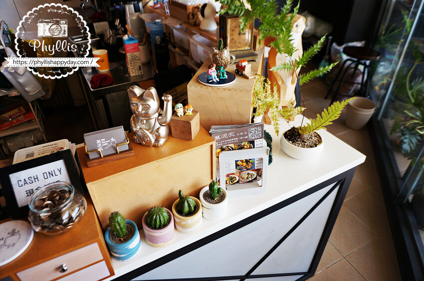 森林系餐廳『慕泥灰咖啡文創店』｜台中最受歡迎的IG人氣餐廳｜台中老宅早午餐｜餐點精緻有特色份量多｜大推「雞牛特工隊」套餐 - 相片中的菲莉絲