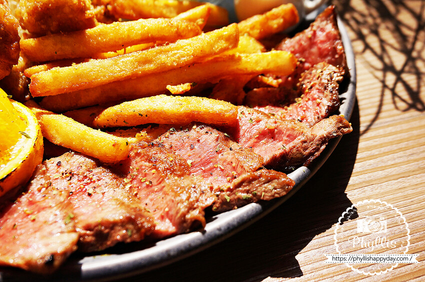 森林系餐廳『慕泥灰咖啡文創店』｜台中最受歡迎的IG人氣餐廳｜台中老宅早午餐｜餐點精緻有特色份量多｜大推「雞牛特工隊」套餐 - 相片中的菲莉絲